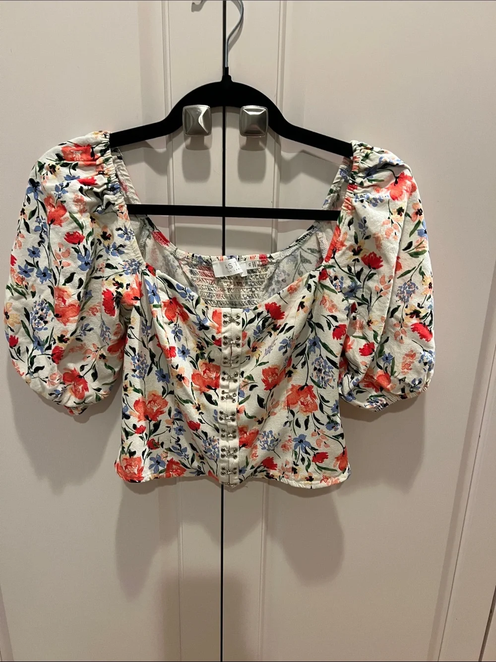 ASTR Floral Puff-Sleeve Crop Top in Cream and Coral floral XS